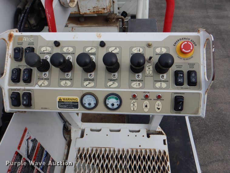 image for item DJ8694 2006 International 4400  pressure digger derrick truck