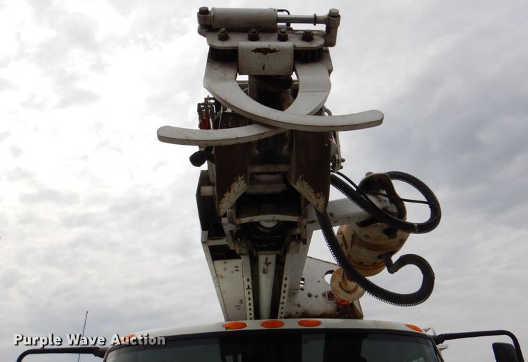 image for item DJ8694 2006 International 4400  pressure digger derrick truck