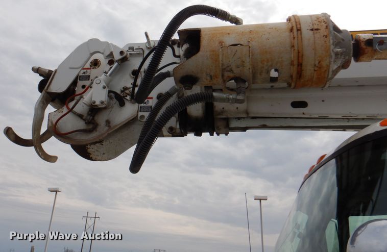 image for item DJ8694 2006 International 4400  pressure digger derrick truck