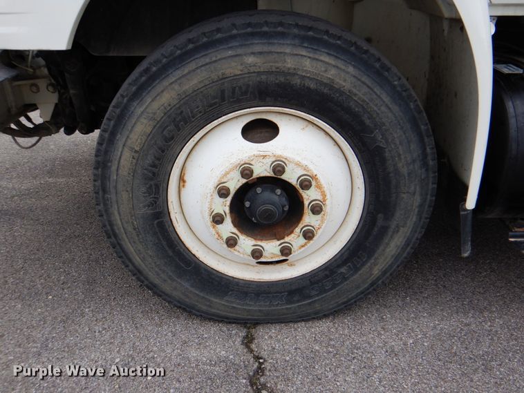 image for item DJ8694 2006 International 4400  pressure digger derrick truck