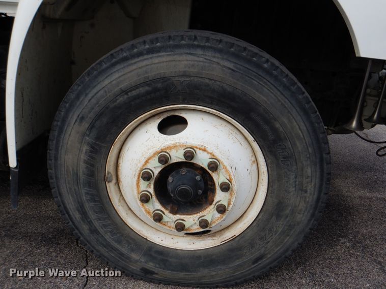 image for item DJ8694 2006 International 4400  pressure digger derrick truck