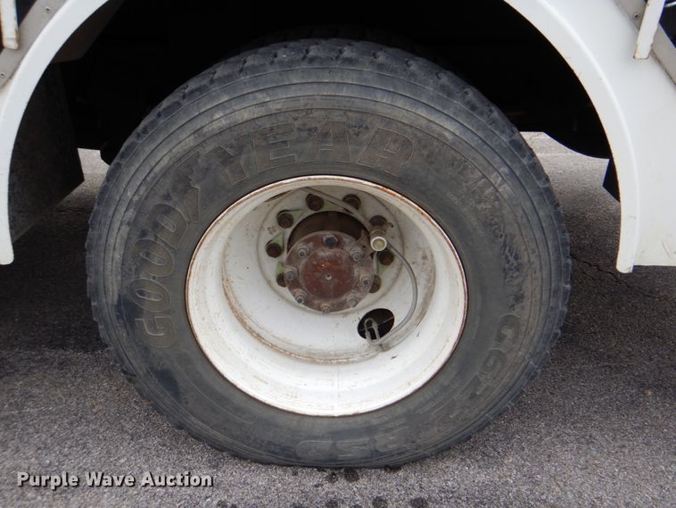 image for item DJ8694 2006 International 4400  pressure digger derrick truck