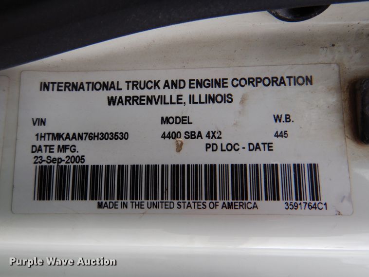 image for item DJ8694 2006 International 4400  pressure digger derrick truck