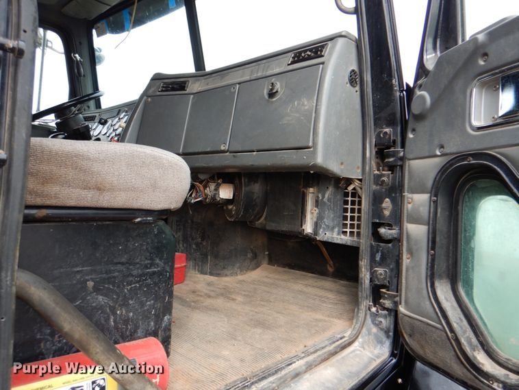 image for item DJ8695 2009 Western Star 4900SA  crane truck