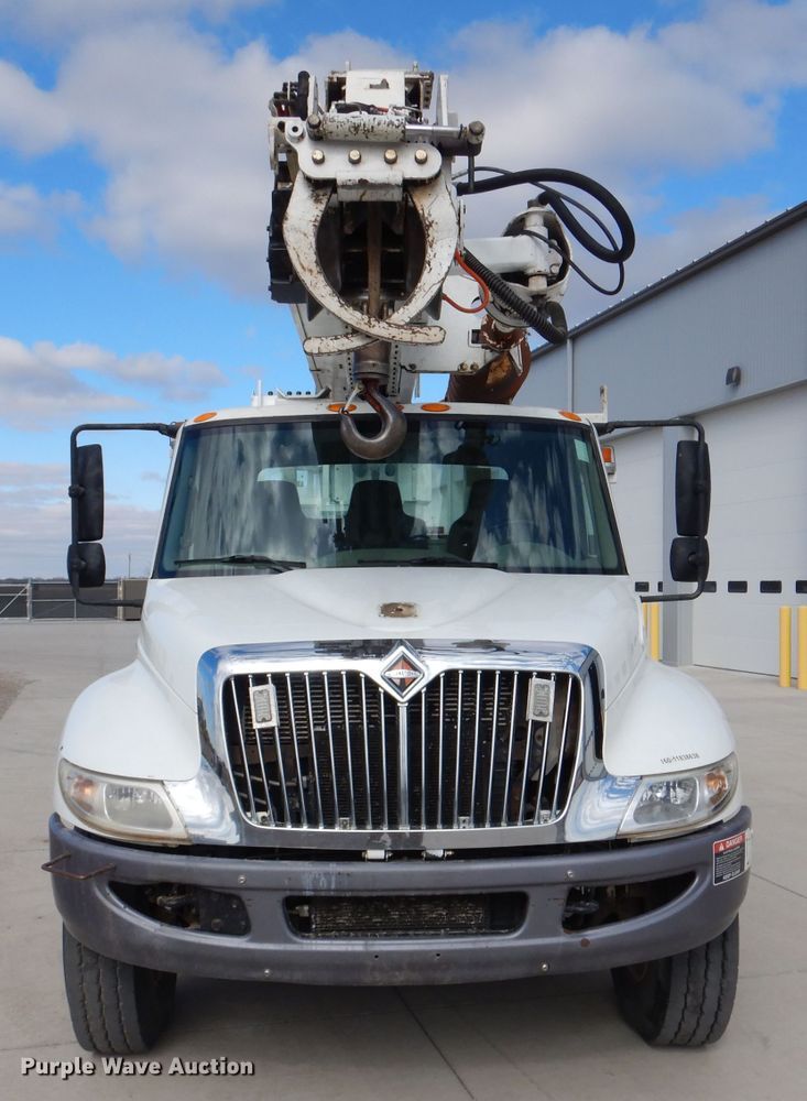 image for item DL2186 2009 International DuraStar 4300  digger derrick truck