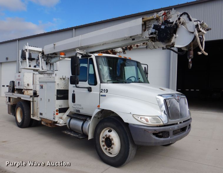 image for item DL2186 2009 International DuraStar 4300  digger derrick truck