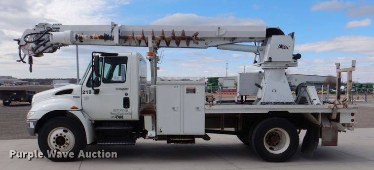 image for item DL2186 2009 International DuraStar 4300  digger derrick truck