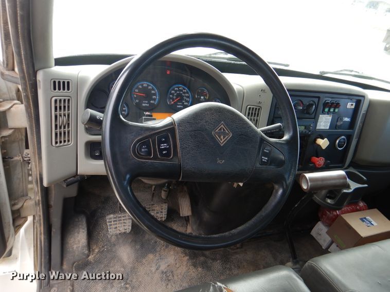 image for item DL2186 2009 International DuraStar 4300  digger derrick truck