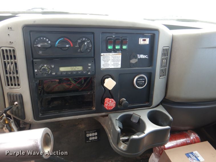 image for item DL2186 2009 International DuraStar 4300  digger derrick truck