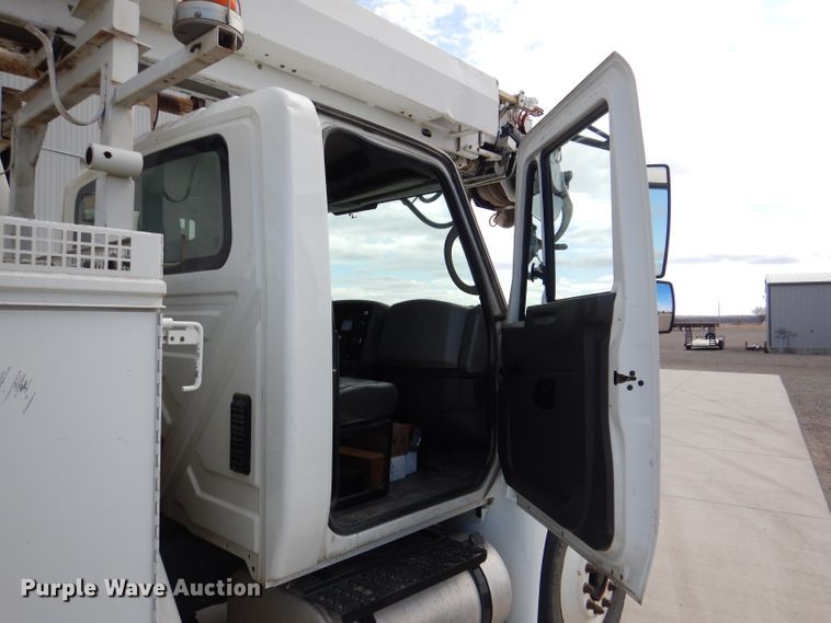 image for item DL2186 2009 International DuraStar 4300  digger derrick truck