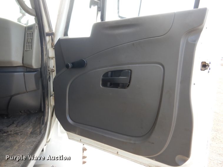 image for item DL2186 2009 International DuraStar 4300  digger derrick truck