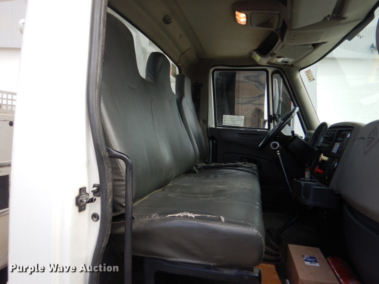 image for item DL2186 2009 International DuraStar 4300  digger derrick truck