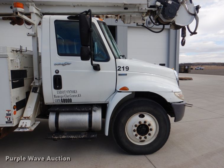 image for item DL2186 2009 International DuraStar 4300  digger derrick truck