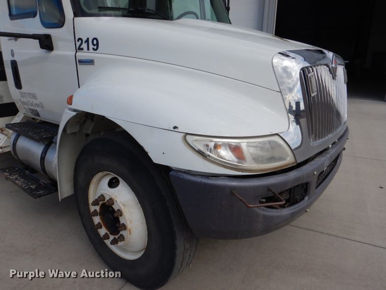 image for item DL2186 2009 International DuraStar 4300  digger derrick truck