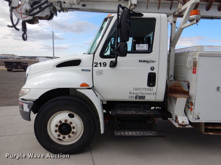 image for item DL2186 2009 International DuraStar 4300  digger derrick truck