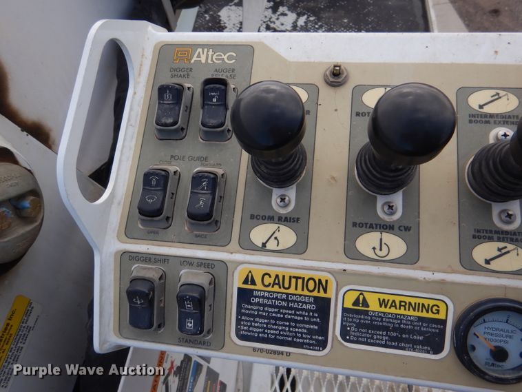 image for item DL2186 2009 International DuraStar 4300  digger derrick truck