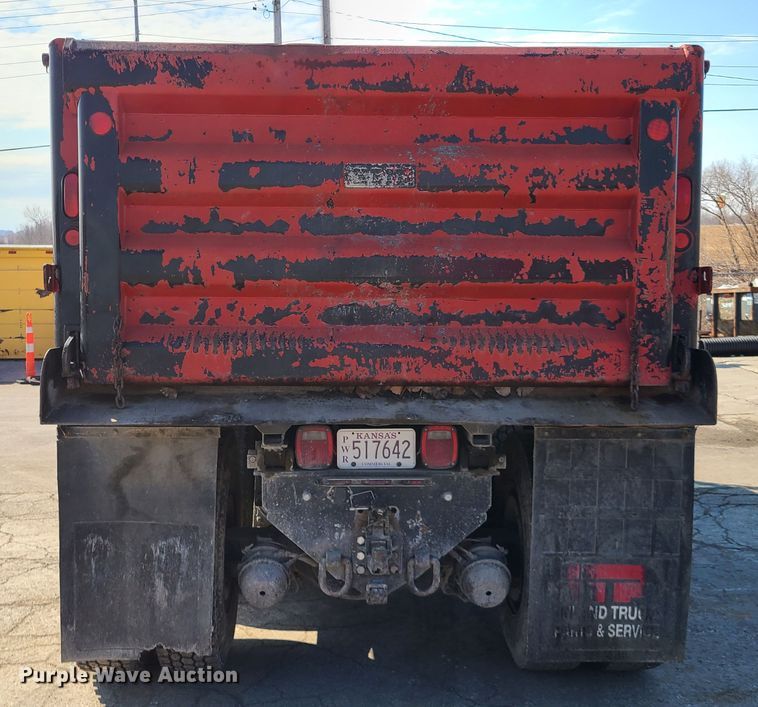 image for item DN6154 2002 International 4900 dump truck