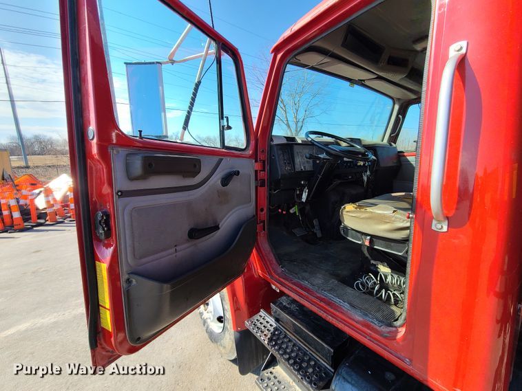 image for item DN6154 2002 International 4900 dump truck