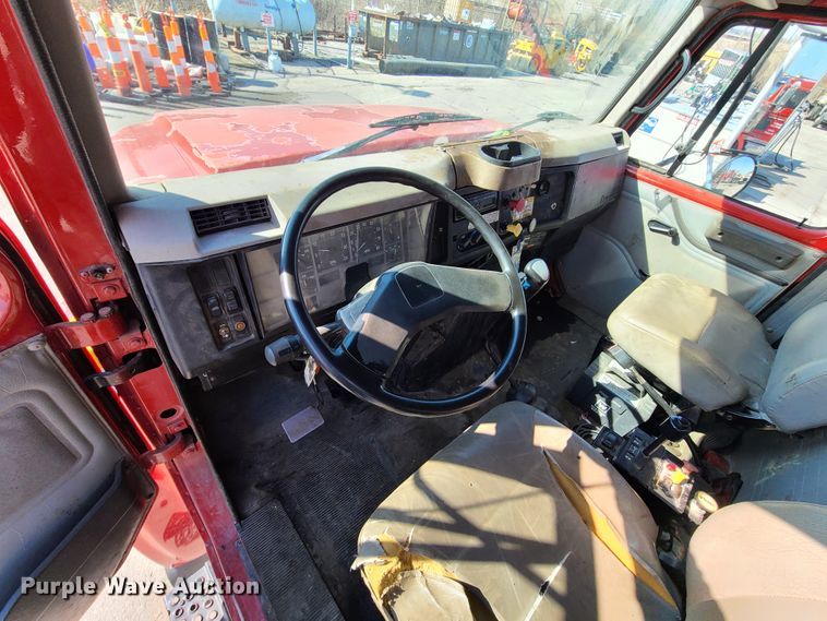 image for item DN6154 2002 International 4900 dump truck