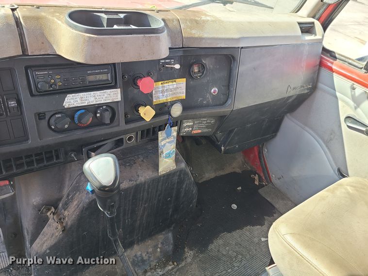 image for item DN6154 2002 International 4900 dump truck