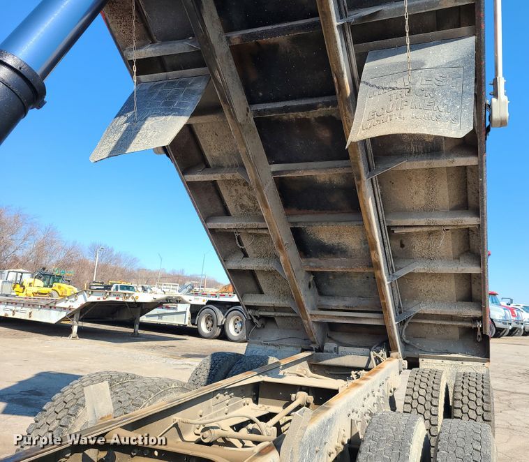 image for item DN6154 2002 International 4900 dump truck