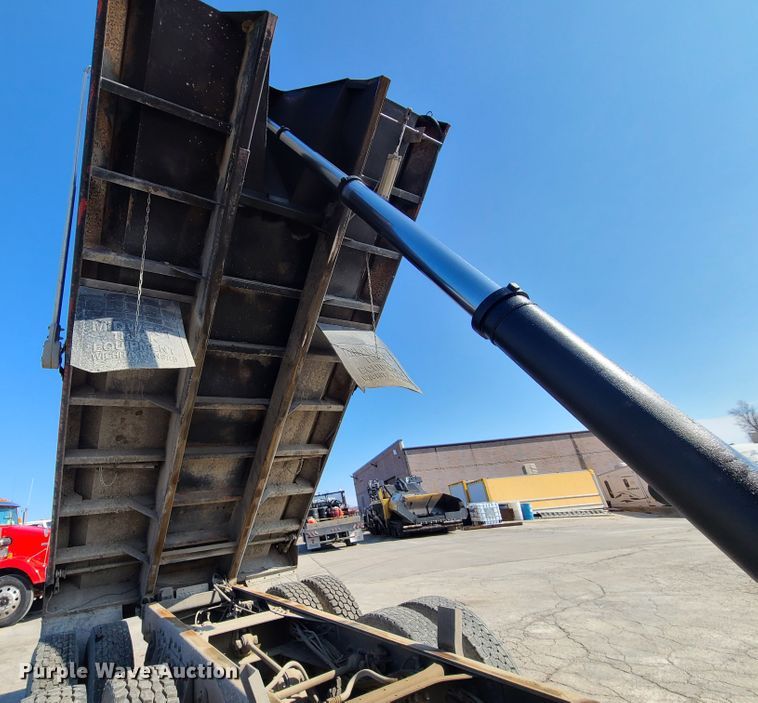 image for item DN6154 2002 International 4900 dump truck