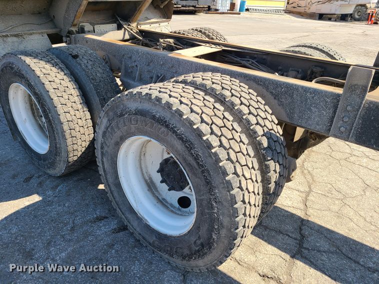 image for item DN6154 2002 International 4900 dump truck