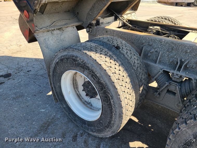 image for item DN6154 2002 International 4900 dump truck