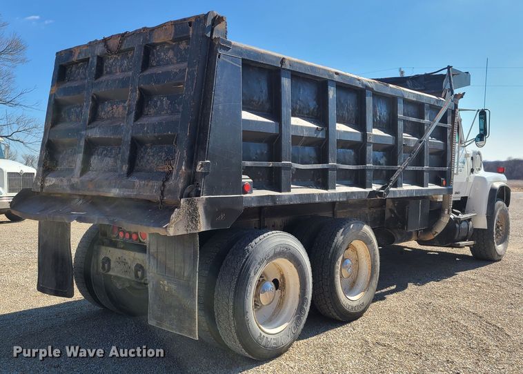 image for item DN6160 1995 Ford L9000  dump truck