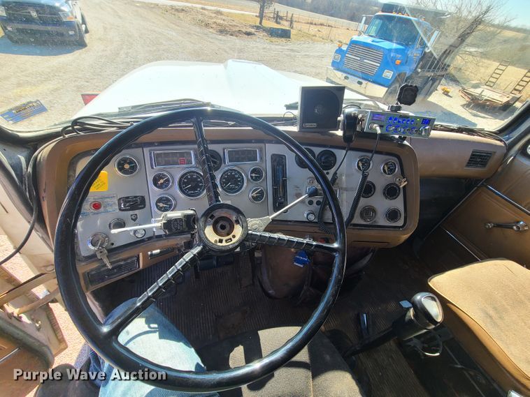 image for item DN6160 1995 Ford L9000  dump truck