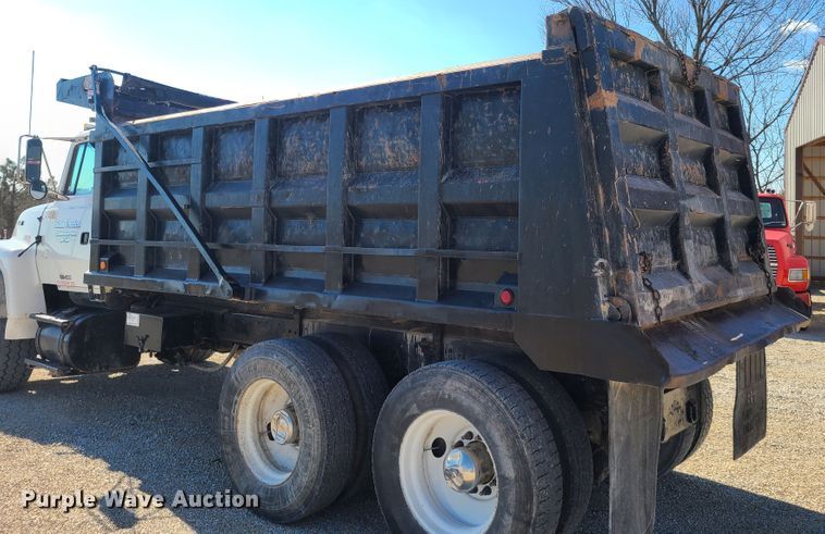 image for item DN6160 1995 Ford L9000  dump truck