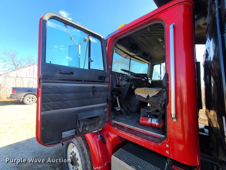 image for item DN6161 1999 International 9200  dump truck