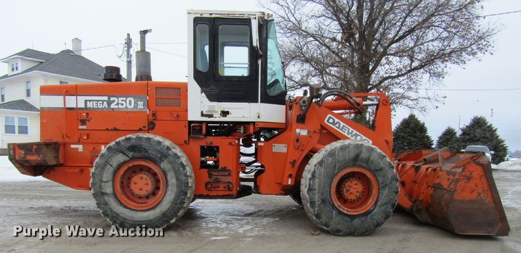image for item GC9803 1999 Daewoo Mega 250-III  wheel loader