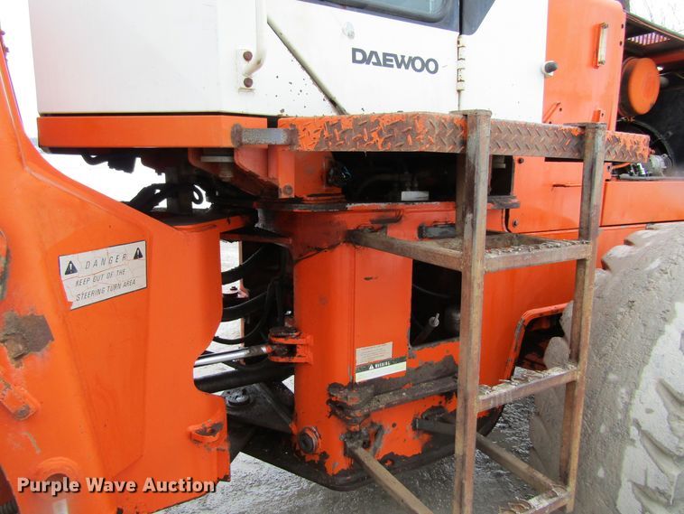 image for item GC9803 1999 Daewoo Mega 250-III  wheel loader