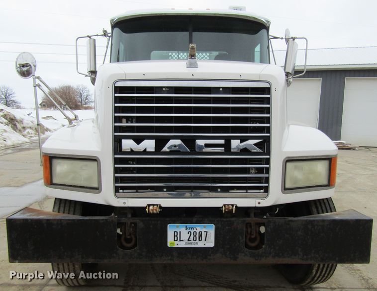 image for item GC9816 2000 Mack CH613  semi truck