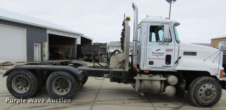 image for item GC9816 2000 Mack CH613  semi truck