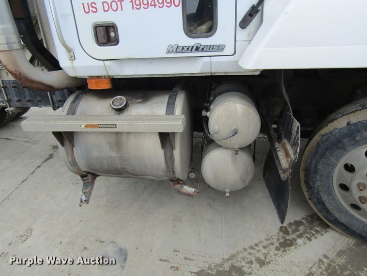 image for item GC9816 2000 Mack CH613  semi truck