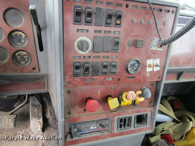 image for item GC9816 2000 Mack CH613  semi truck