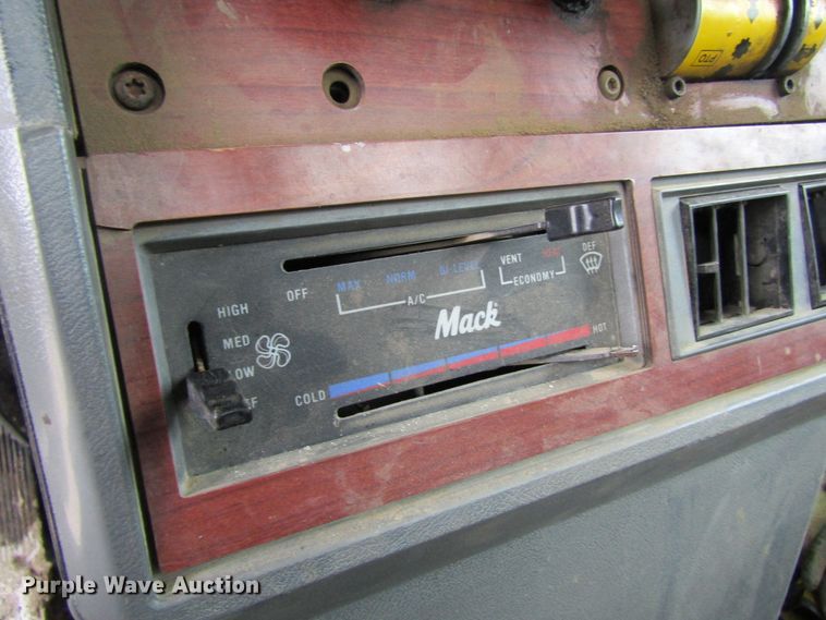 image for item GC9816 2000 Mack CH613  semi truck