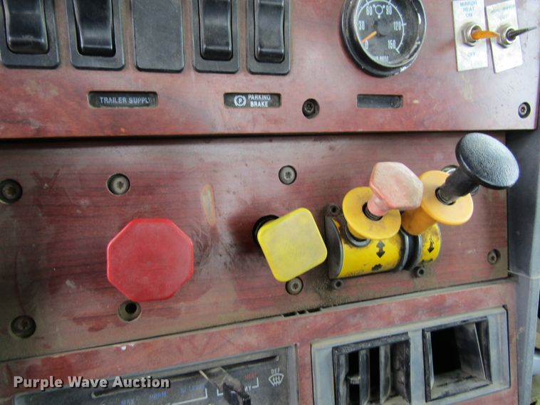 image for item GC9816 2000 Mack CH613  semi truck