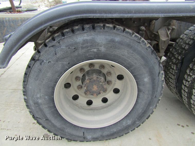 image for item GC9816 2000 Mack CH613  semi truck