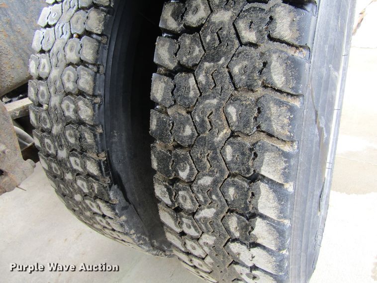 image for item GC9816 2000 Mack CH613  semi truck