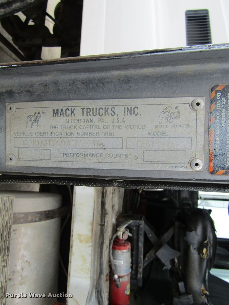 image for item GC9816 2000 Mack CH613  semi truck