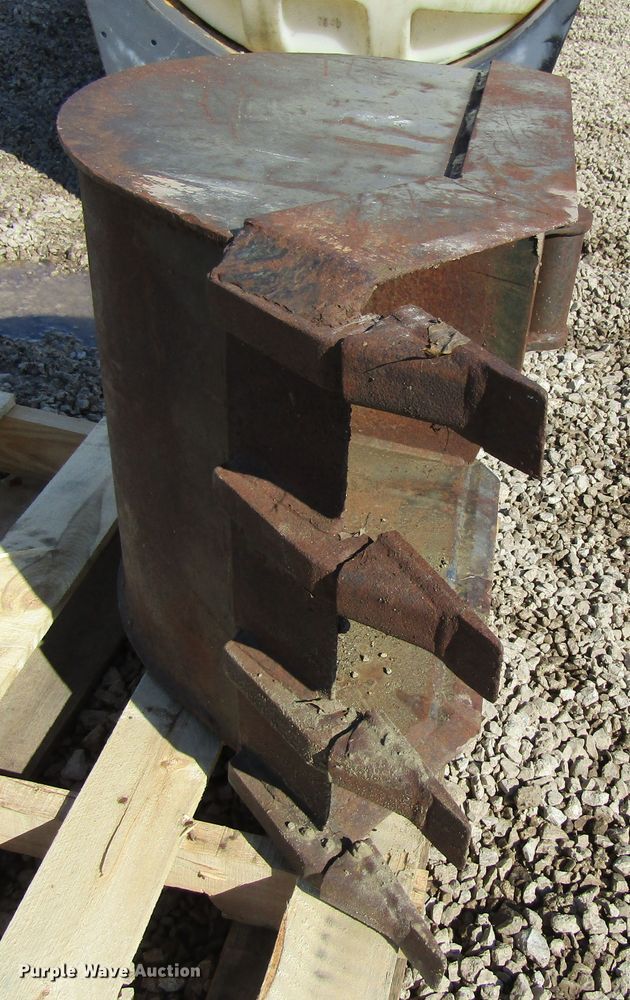 image for item GC9818 (2) excavator buckets