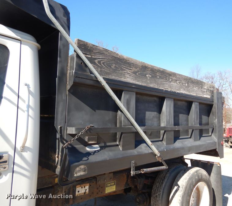 image for item GT9595 1992 International 4900  dump truck