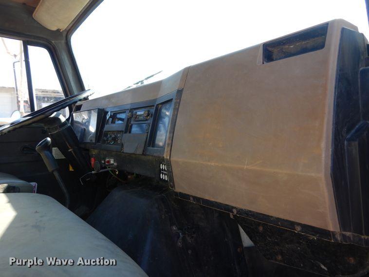 image for item GT9595 1992 International 4900  dump truck