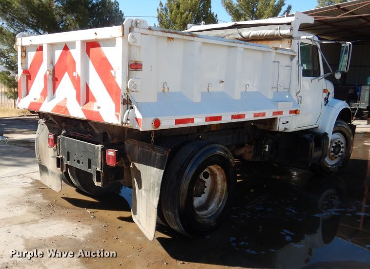 image for item HI9019 1993 International 4900  dump truck