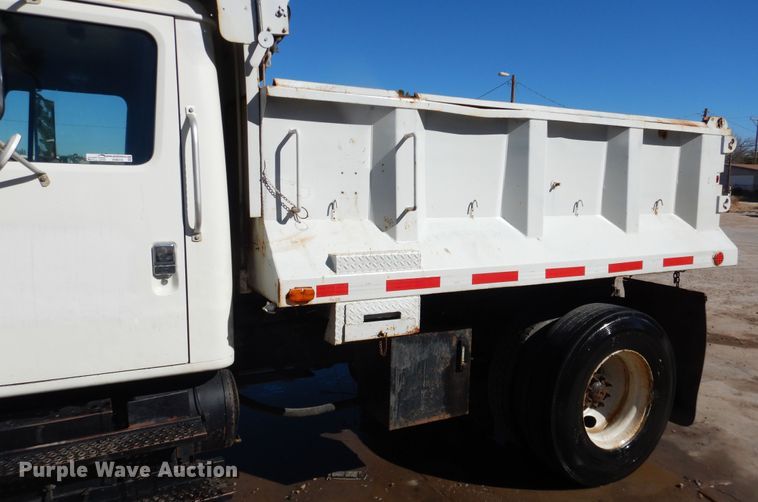 image for item HI9019 1993 International 4900  dump truck