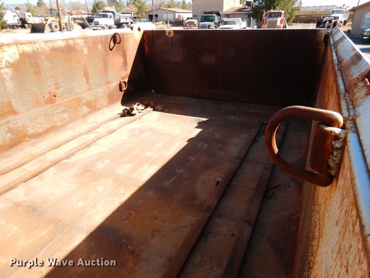 image for item HI9019 1993 International 4900  dump truck