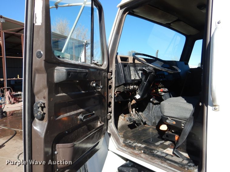 image for item HI9019 1993 International 4900  dump truck
